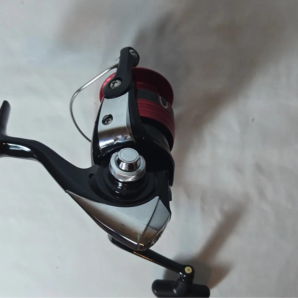Daiwa Shock 3000B Spinning Reel Black Red Silver 8lb/240yd 10lb/200yd Capacity